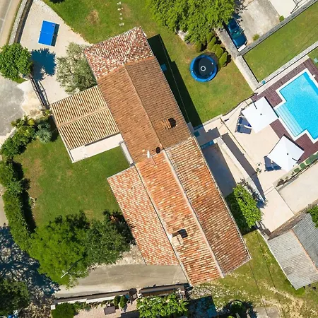 Zaneta Villa *