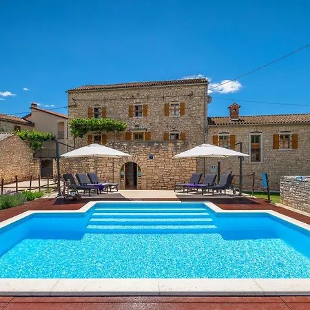 Zaneta Villa *