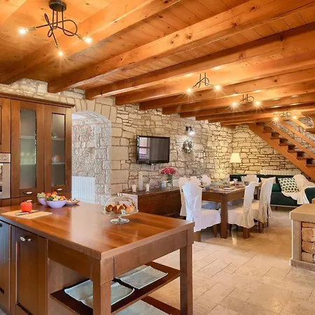 Zaneta Villa *